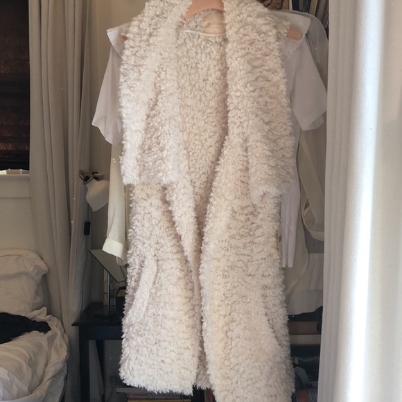 White Faux Fur “Eyelash Flyaway” Vest with Pockets NWT - Picture 10 of 16